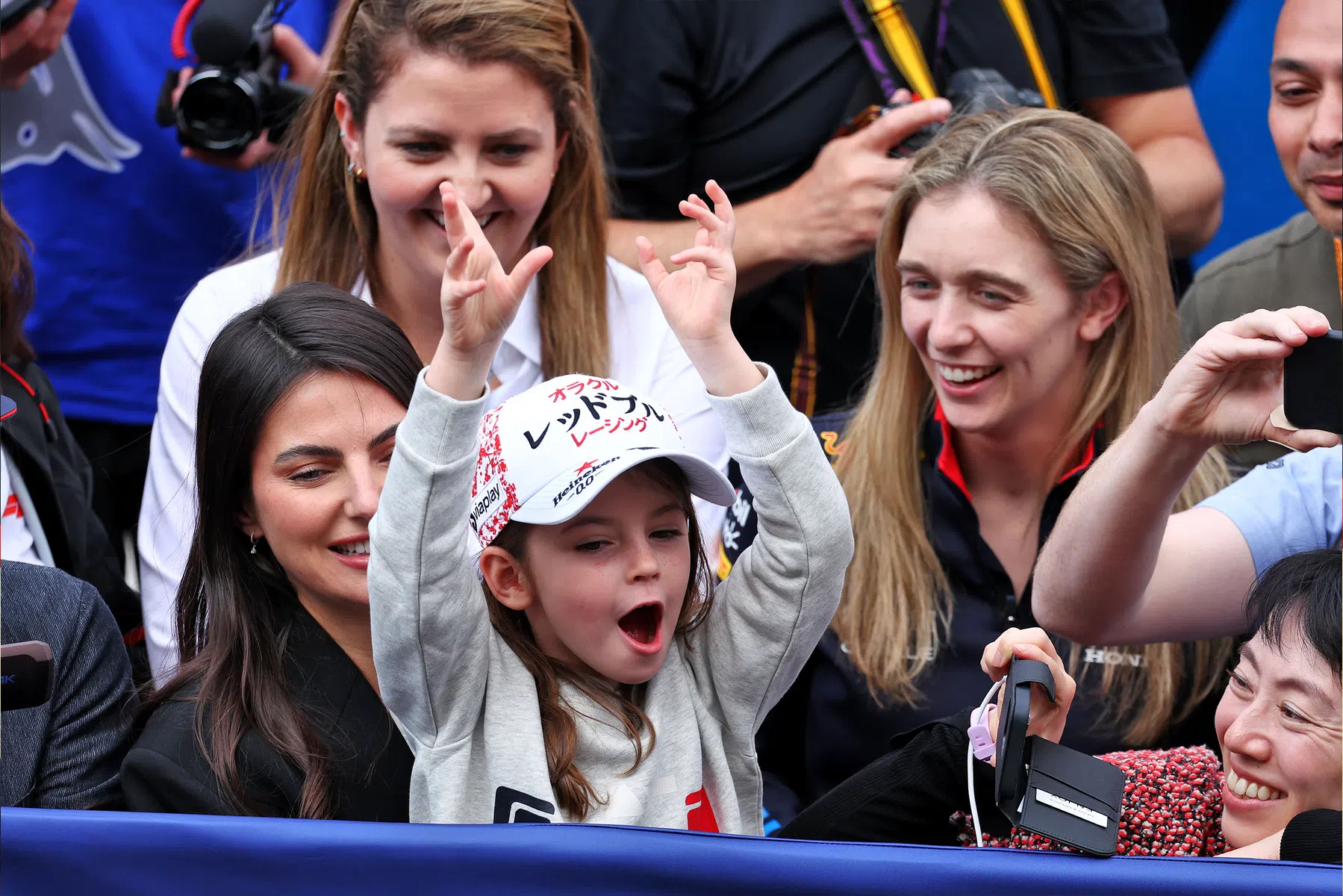 Penelope aplaude max verstappen no palco