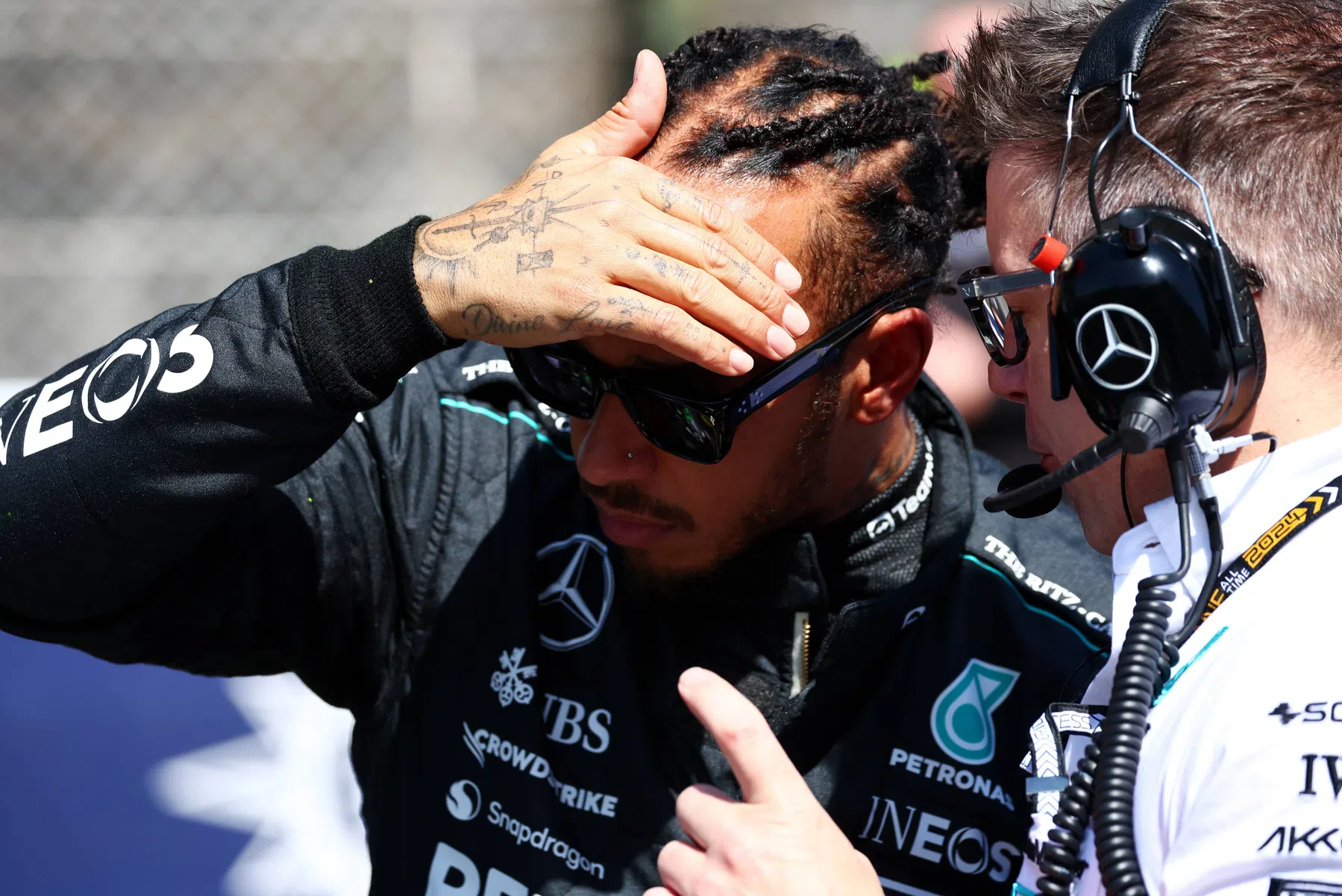 Hamilton loopt weg bij interview na Ferrari-vraag