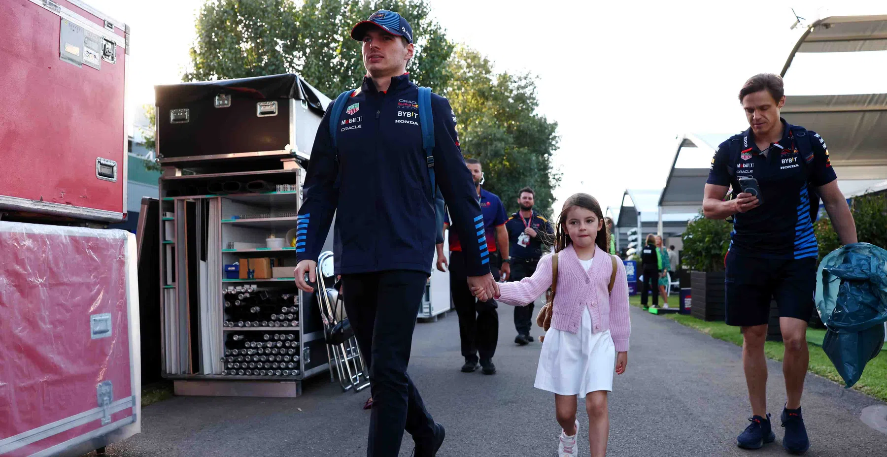 Kelly Piquet und Tochter Penelope applaudieren Verstappen