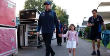 Thumbnail for article: Kelly Piquet en dochter Penelope juichen Verstappen toe na zege in GP Japan