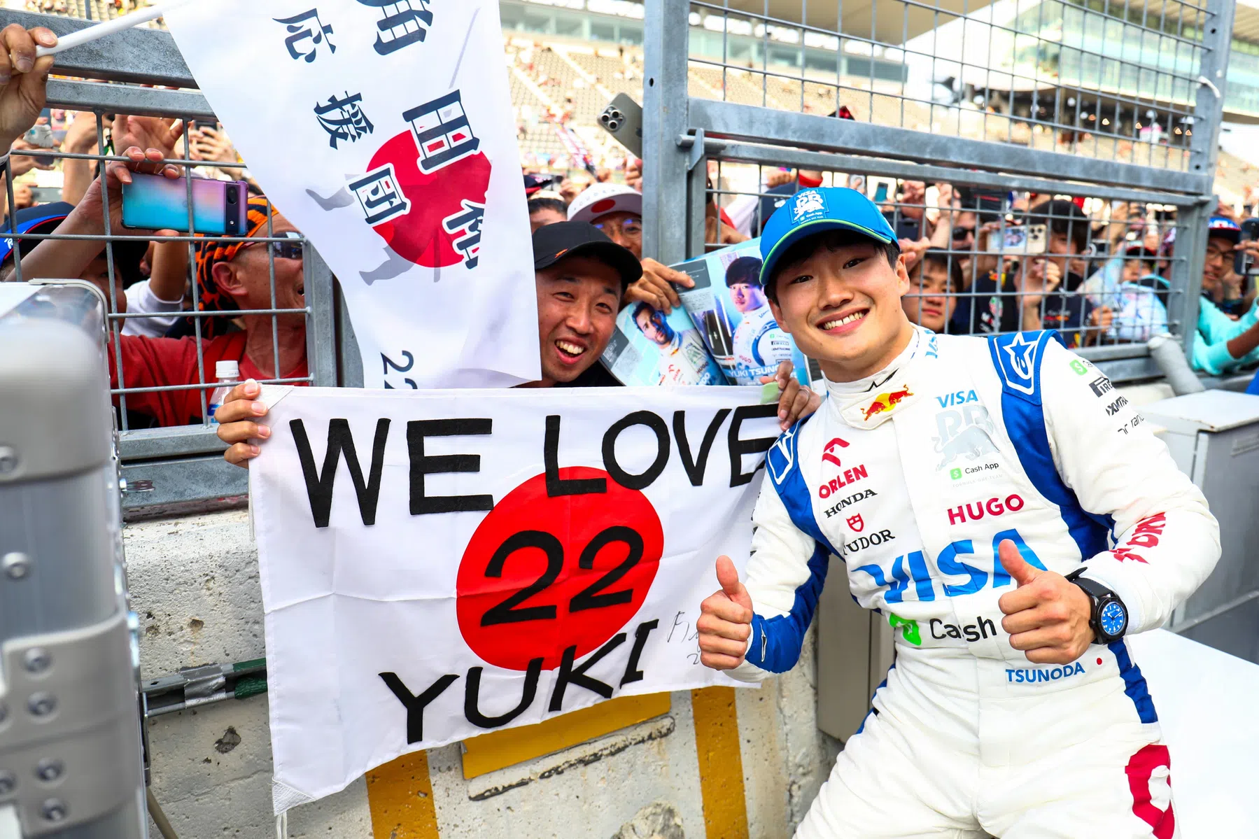 Yuki Tsunoda bromea con Carlos Sainz y Max Verstappen en Japón 