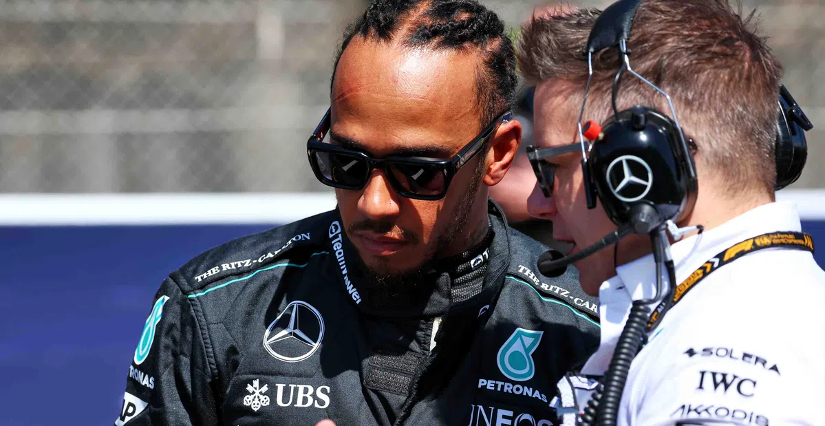 Hamilton fica na defensiva após pergunta sobre a Ferrari: 'As pessoas ficam falando merda'