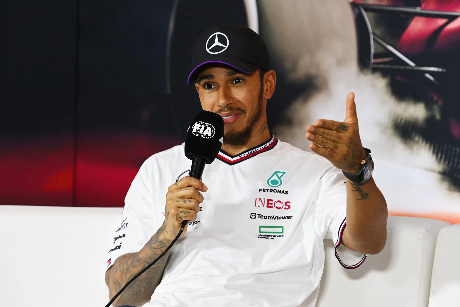 Lewis Hamilton in lotta durante la gara sprint in Cina