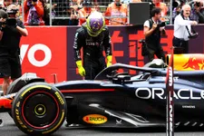 Thumbnail for article: Hamilton regarde la RB20 de Verstappen après la course de vitesse