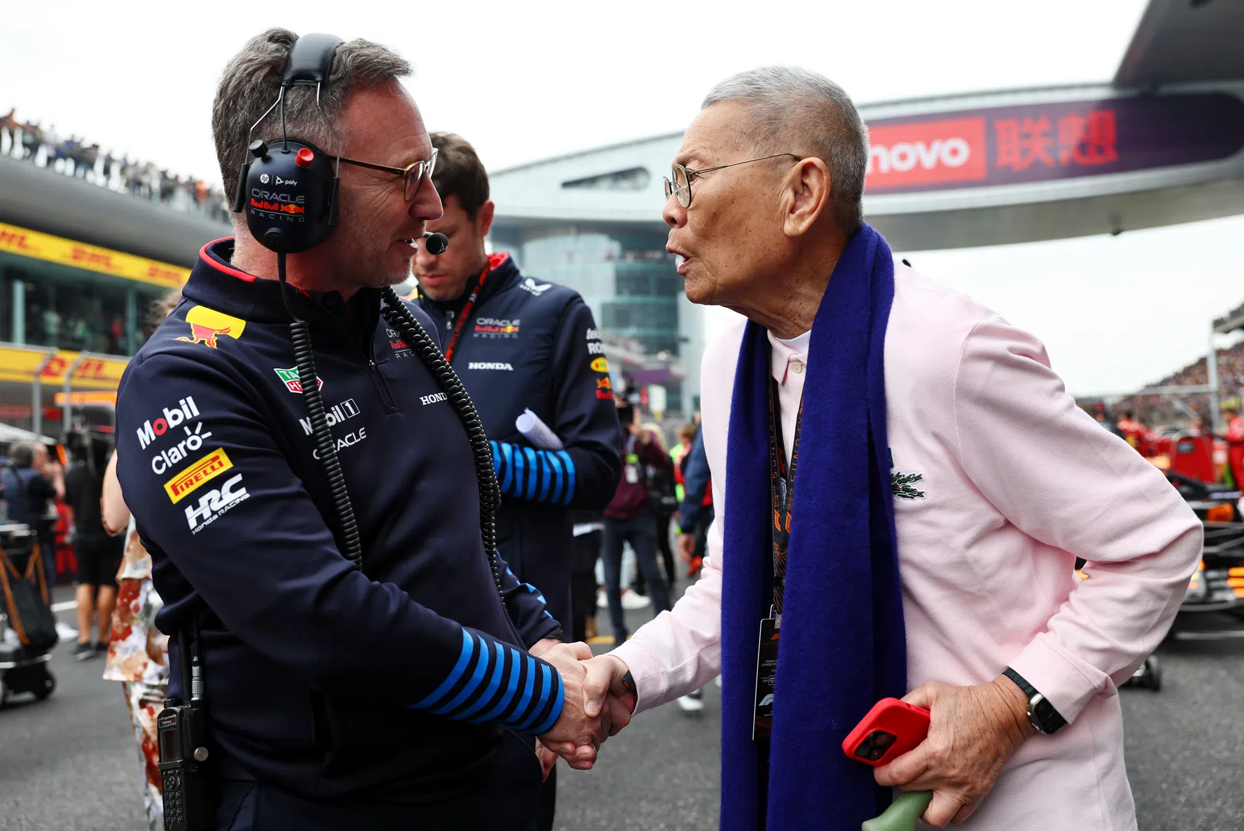 horner responde a wolff: max se queda en red bull