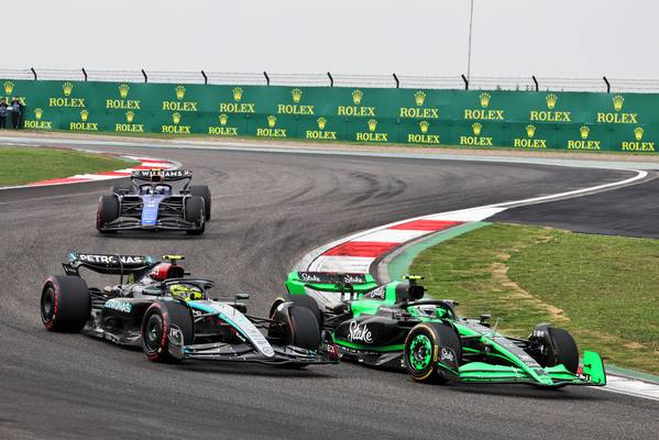 Hamilton helemaal klaar met zijn mercedes in china