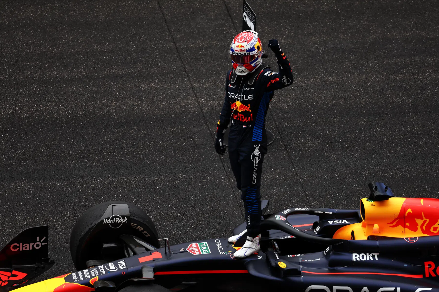 chandhok e hill ammirano max verstappen