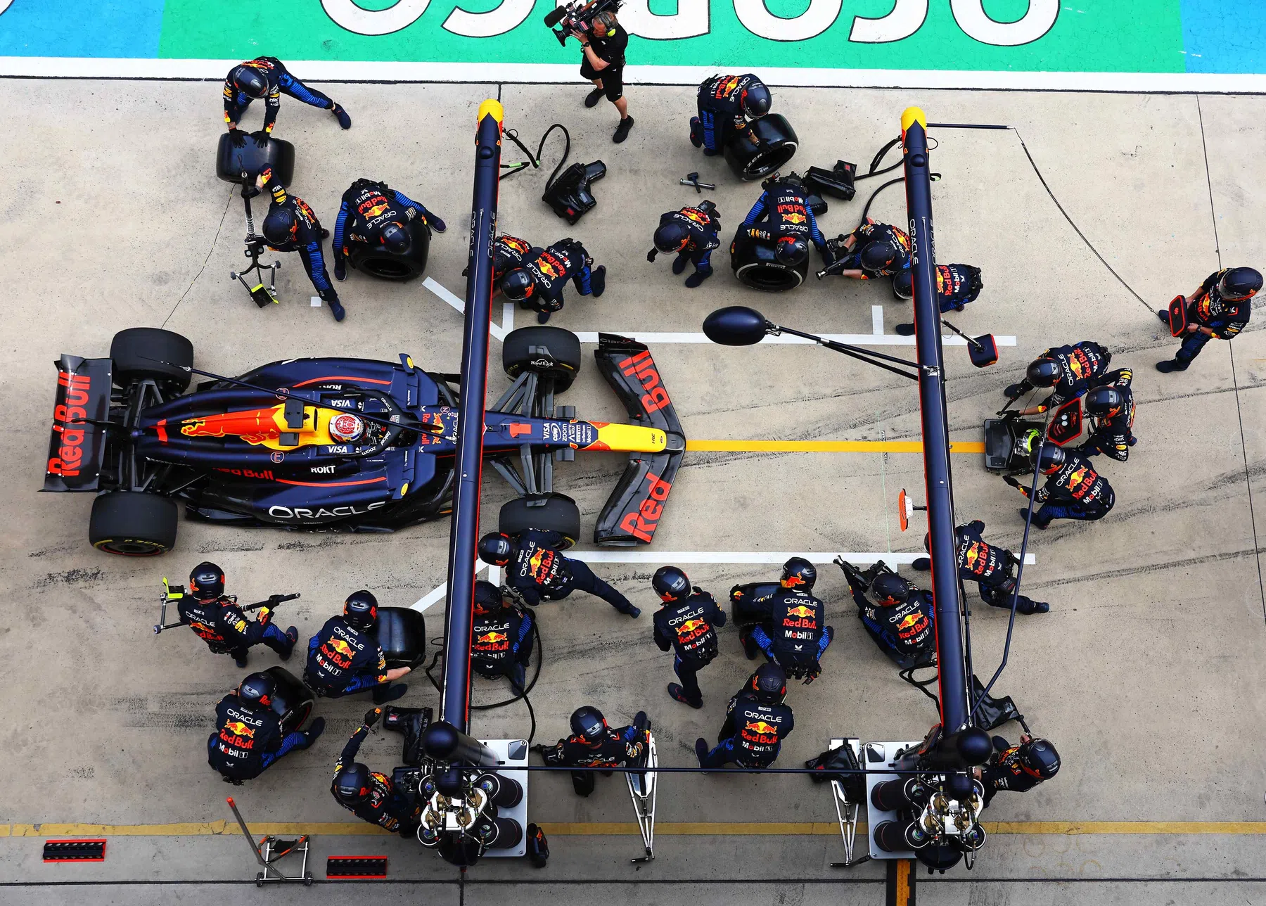 Red Bull's double pit stop in China with Verstappen and Perez