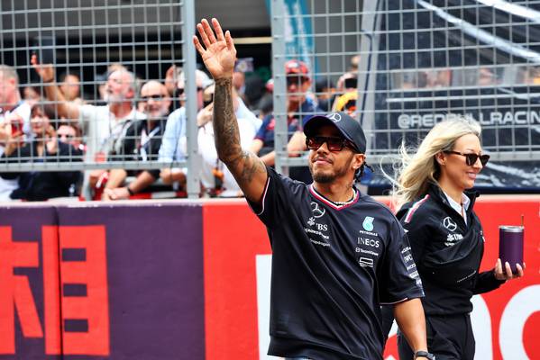 F1 Today | Former champ thinks Ferrari regret Hamilton move, Sainz update