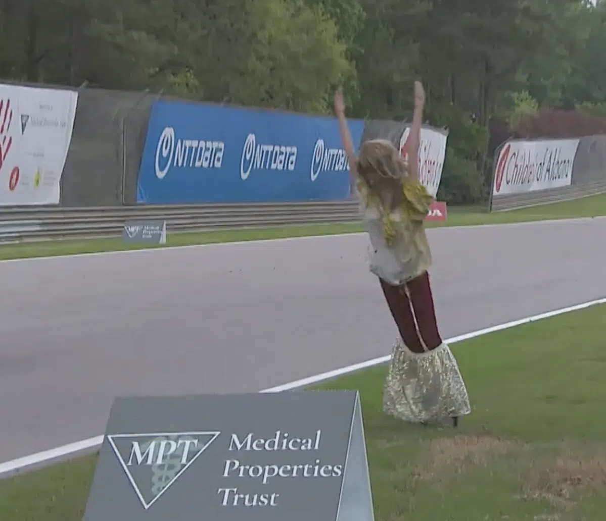 Momento marcante na IndyCar: Manequim 'Georgina' cai na pista