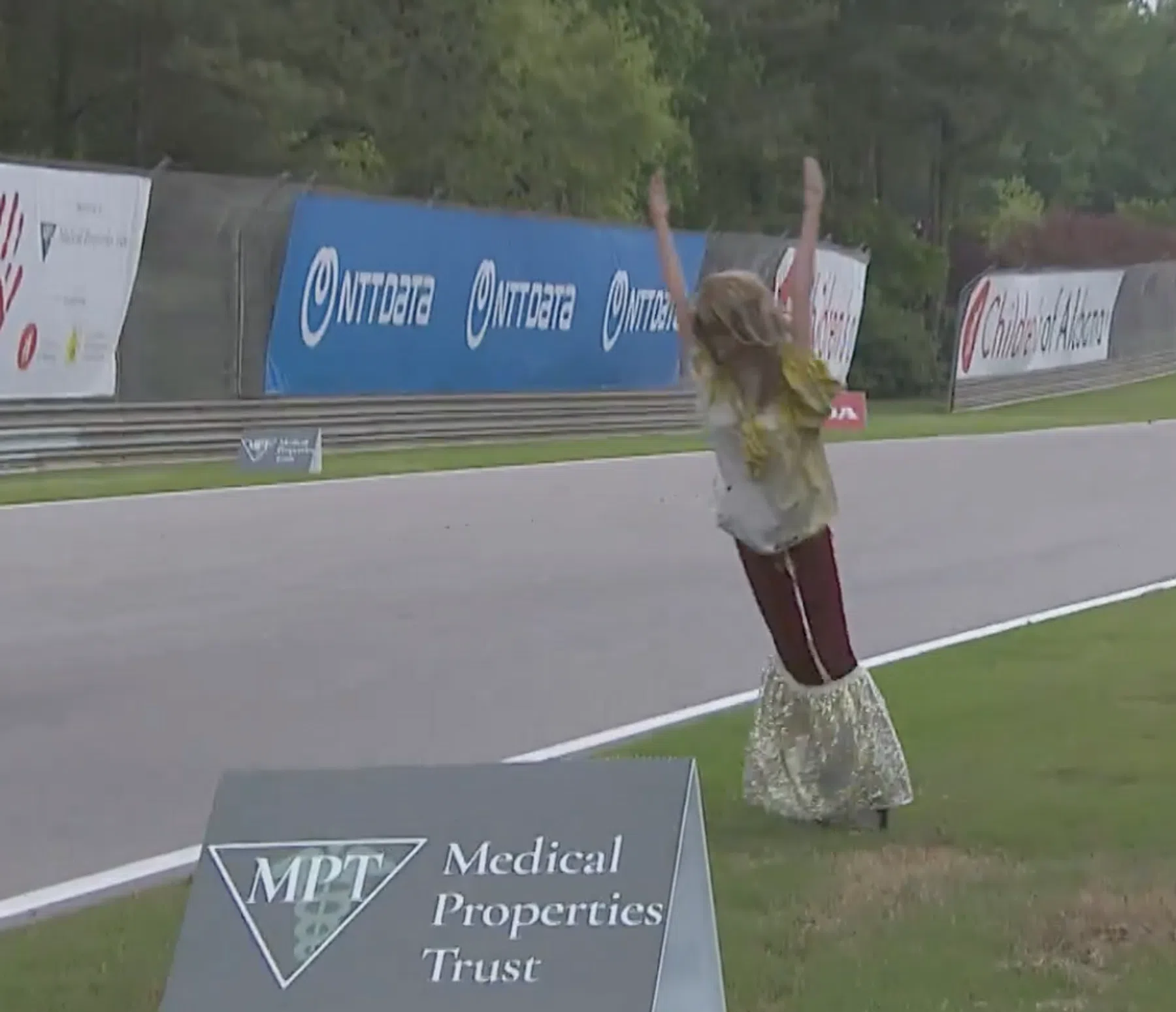 'Georgina' creates a shocking moment during Indycar race