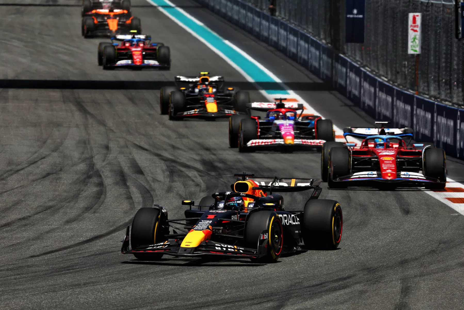 Verstappen wint sprintrace in Miami, Ricciardo P4 in volledige uitslag