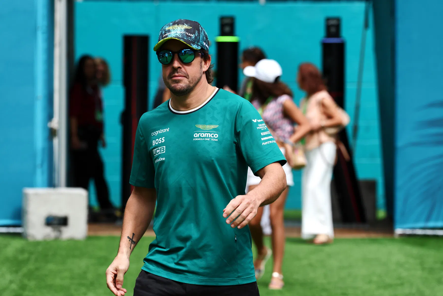 Alonso kocht vor Wut nach Unfall in Runde 1 mit Hamilton