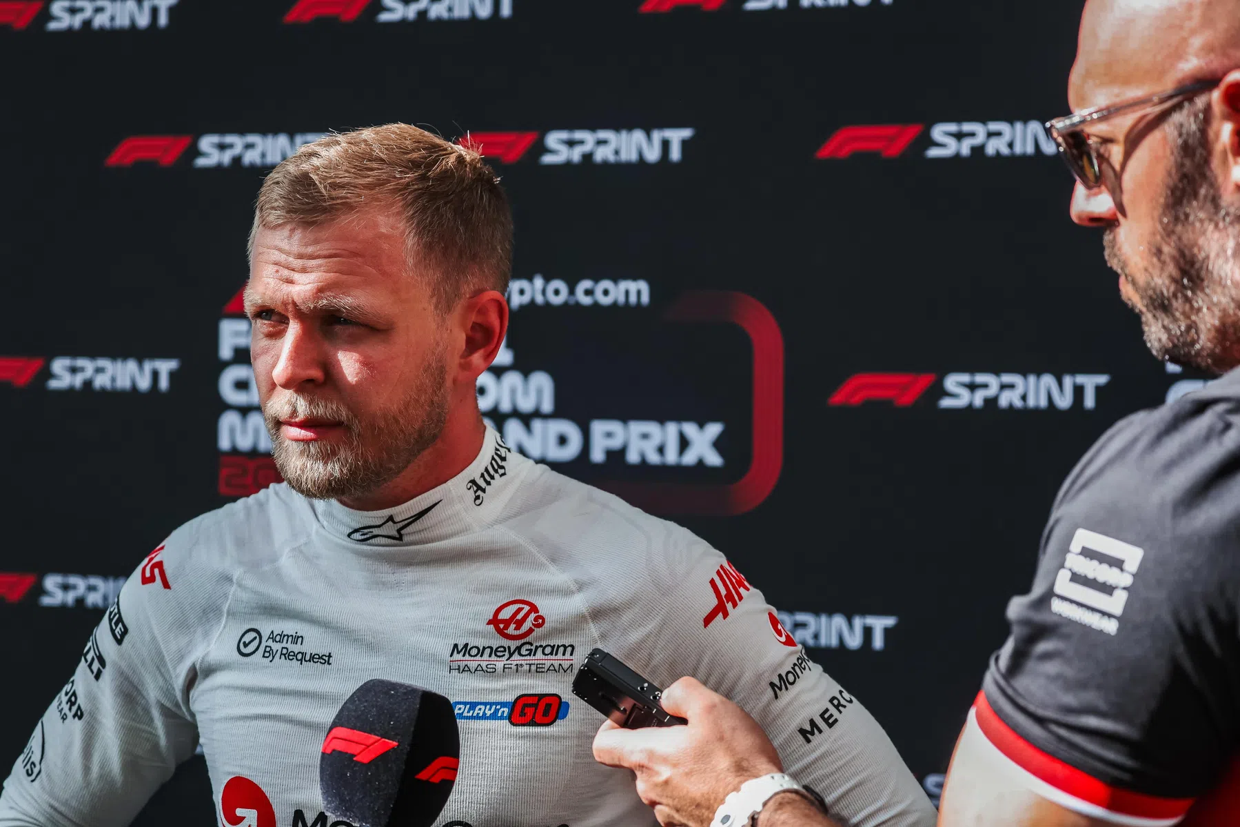 Réaction de Magnussen après les pénalités lors de la course de vitesse à Miami