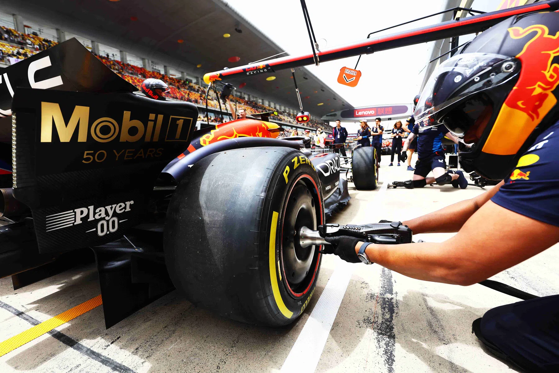 ferrari vence a red bull en el pit lane de miami con leclerc en boxes