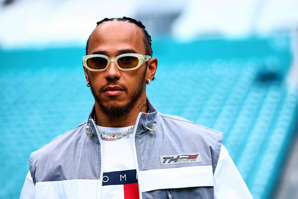 Lewis Hamilton torna al Met Gala dopo il Gran Premio di Miami 2024