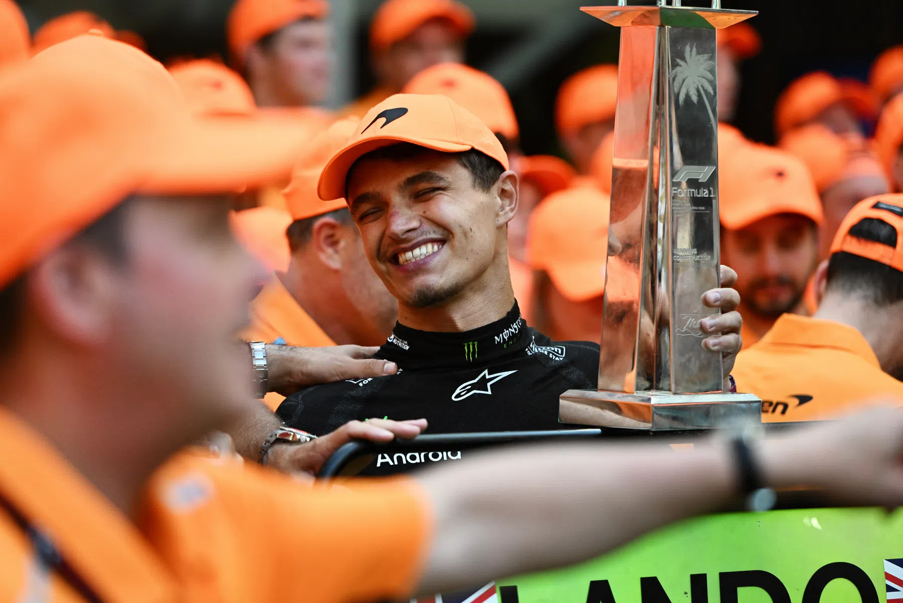 Lando Norris brengt trofee voor eerste overwinning terug naar de fabriek