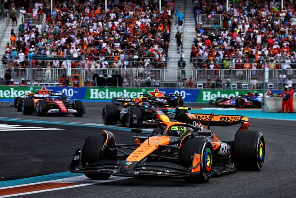 lando norris prova il nuovo videogioco della f1 24