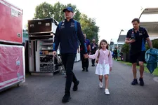 Thumbnail for article: Kelly Piquet's daughter gets into mischief again during Verstappen's stream