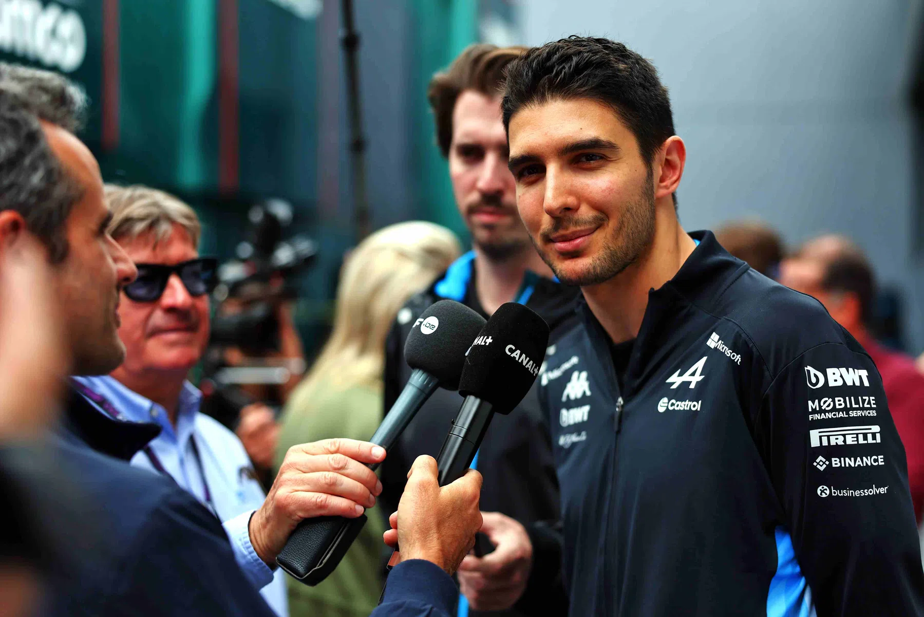 esteban ocon conversa com o chefe de equipe da mercedes, toto wolff