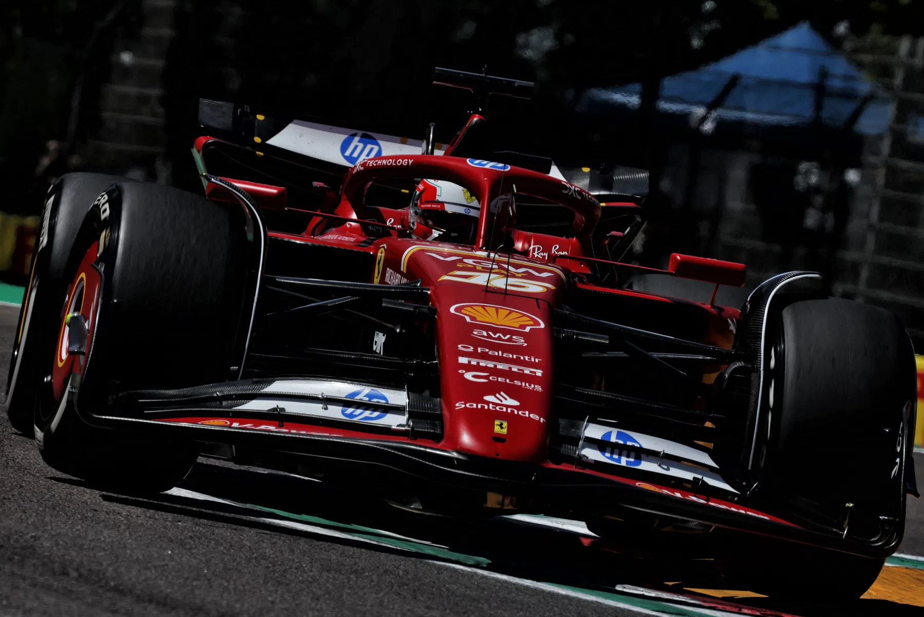 Red Bull sufre en la FP2 con Charles Leclerc en cabeza