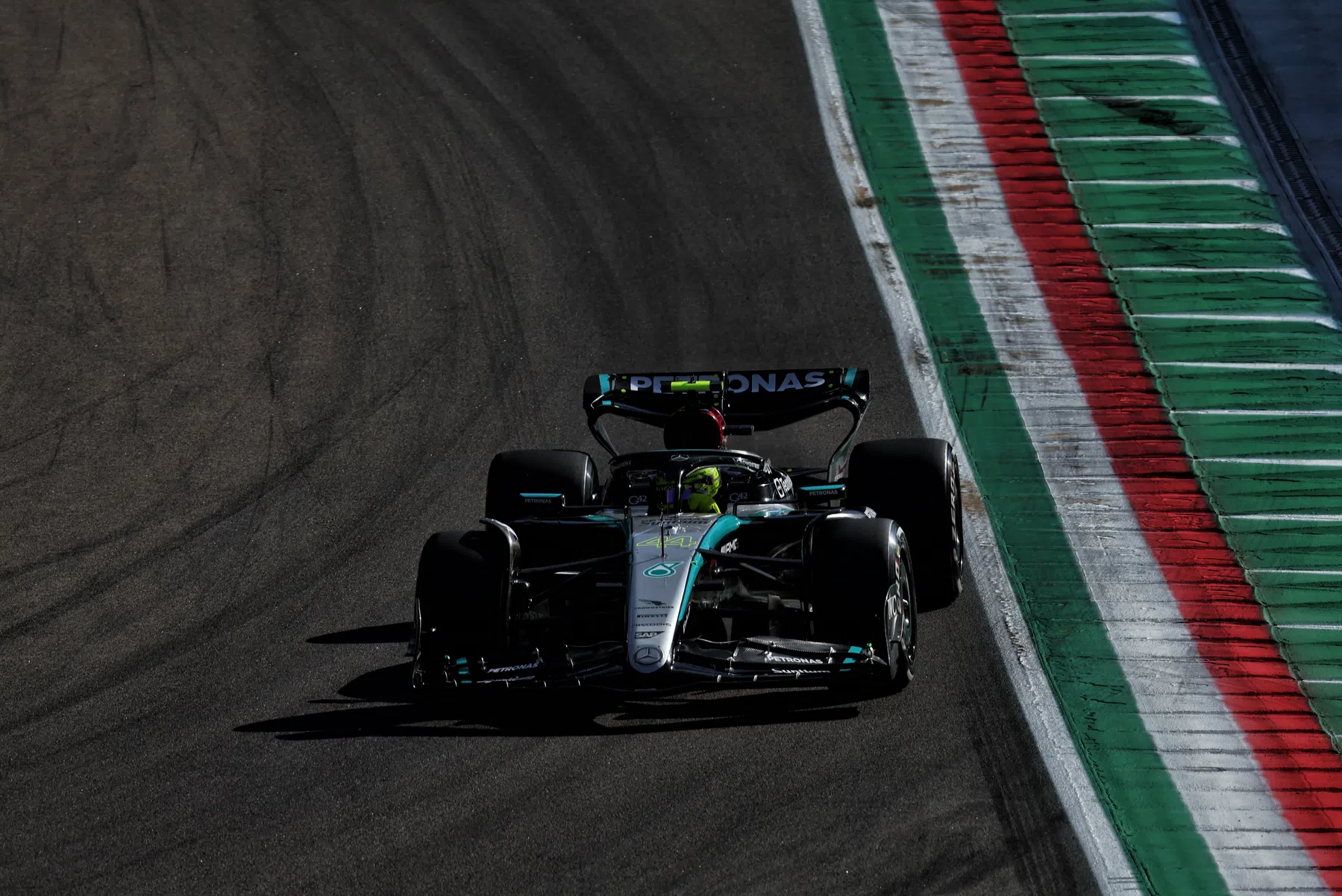 Hamilton gets in the way of verstappen in fp2 at imola 2024