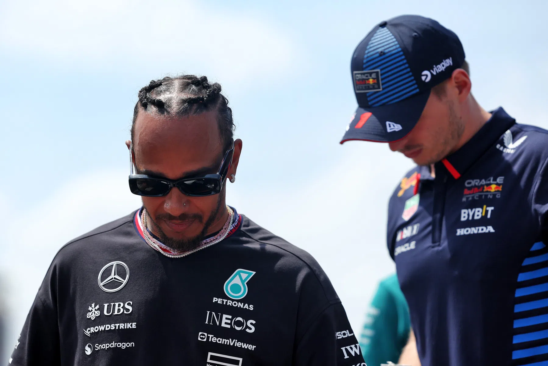 Hamilton uit zorgen over de achterstand van Mercedes op Red Bull en co.