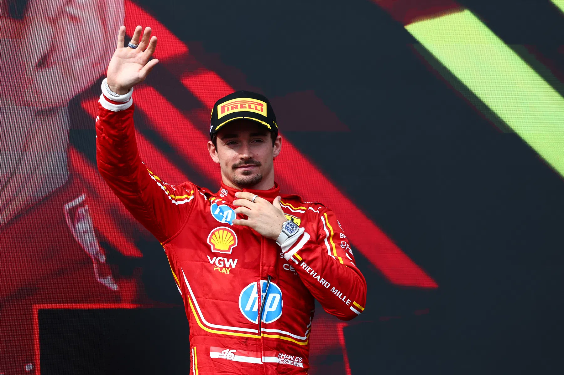 Chalres Leclerc gewinnt ea sports race alex albon wird Dritter