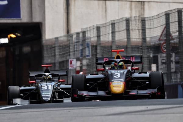 Vreemde crash in F3 sprintrace Meerdere auto's vast in file in Monaco