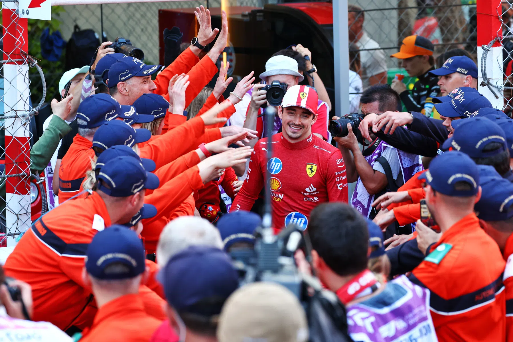 Charles Leclerc repéré à vélo après sa victoire au Grand Prix de Monaco