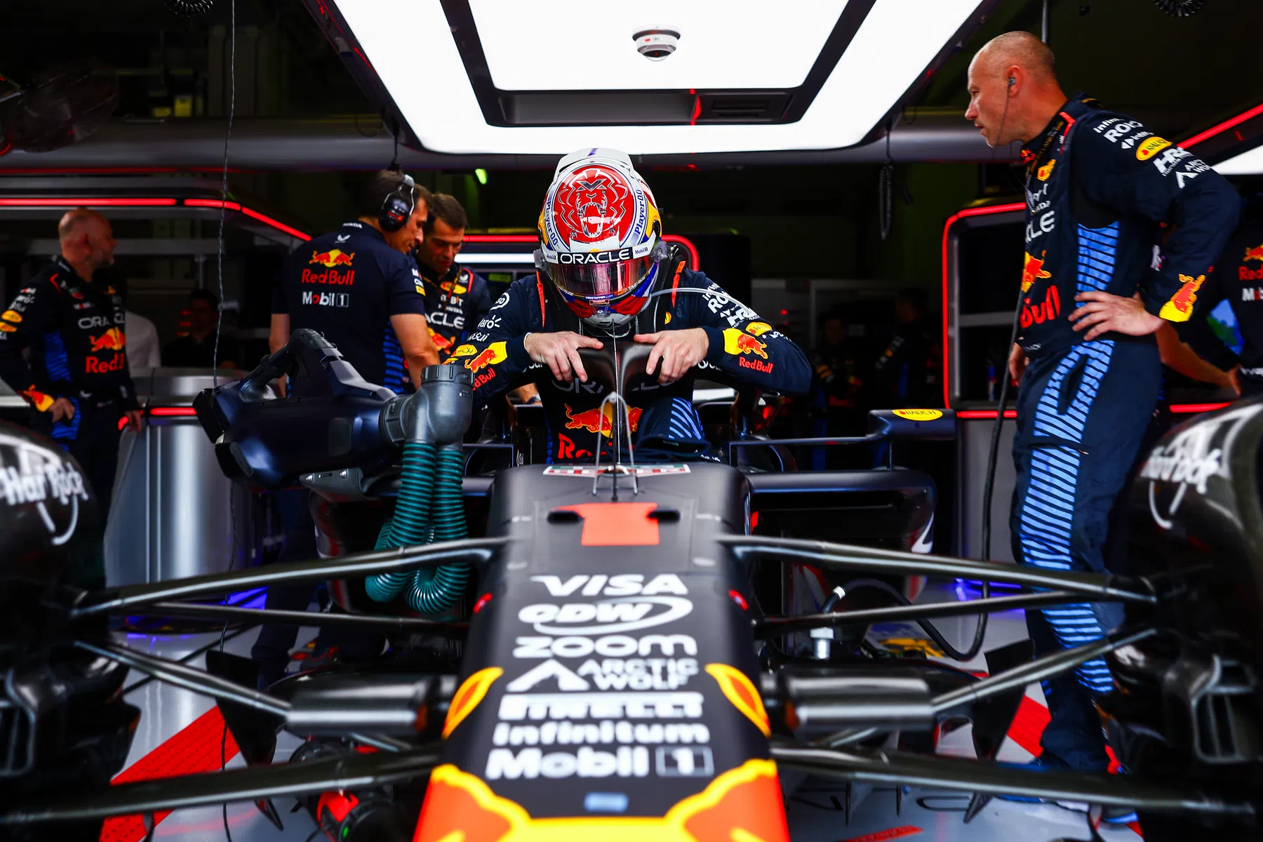 Internet reage aos problemas de Verstappen e do RB20: Acabou