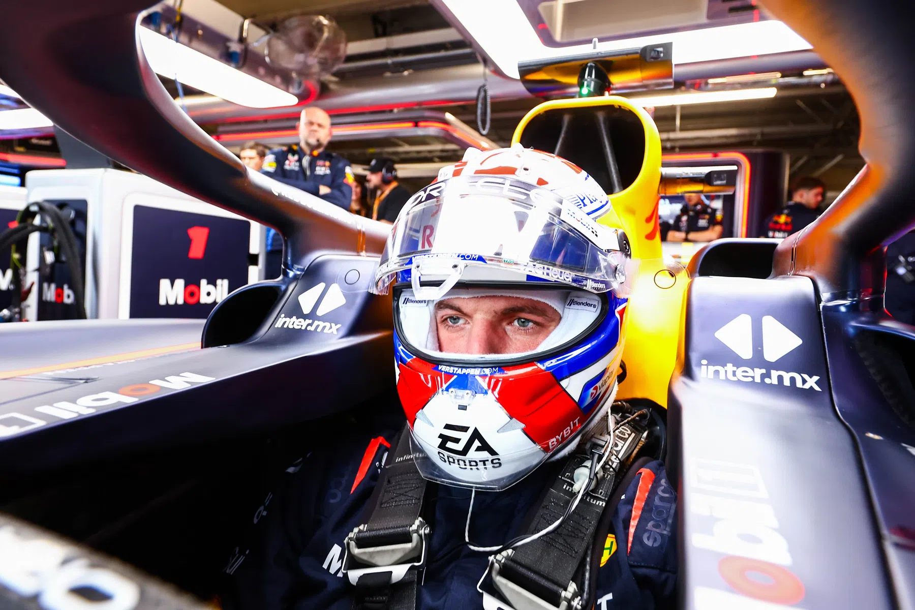 Verstappen's engine breaks down during second free practice