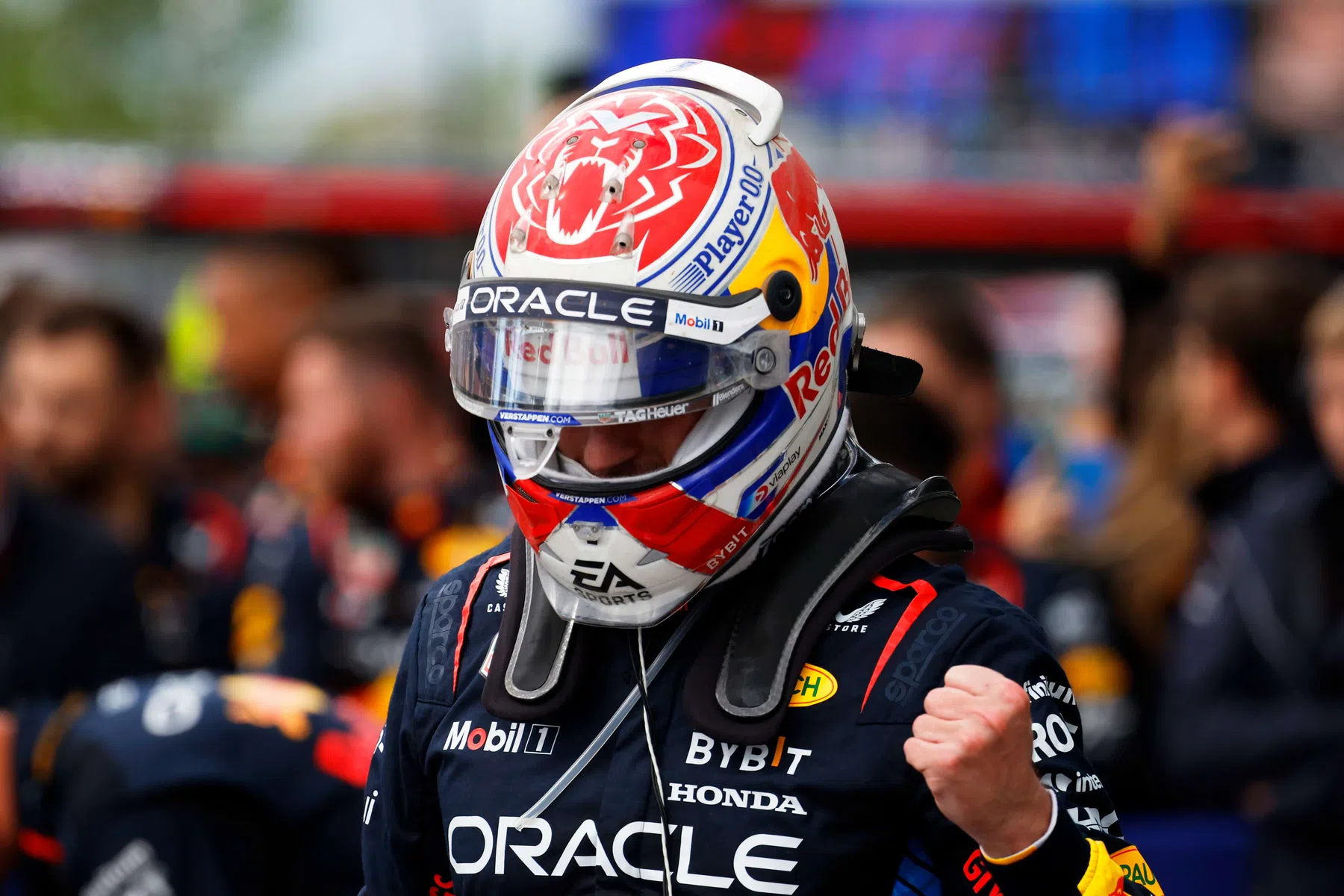 Verstappen schittert in de regen in Canada