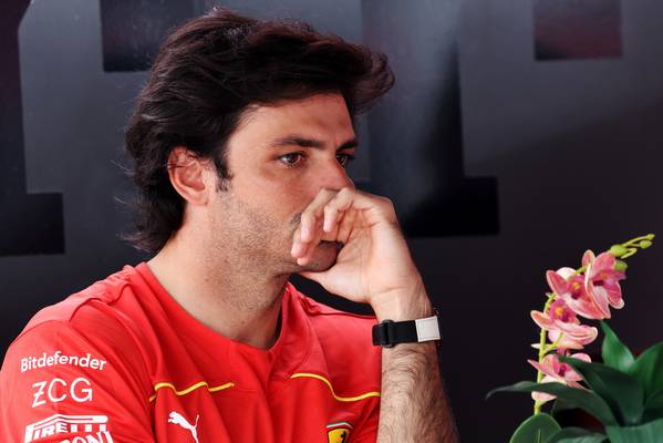 sainz risponde al giornalista che parla della sua stagione 2025