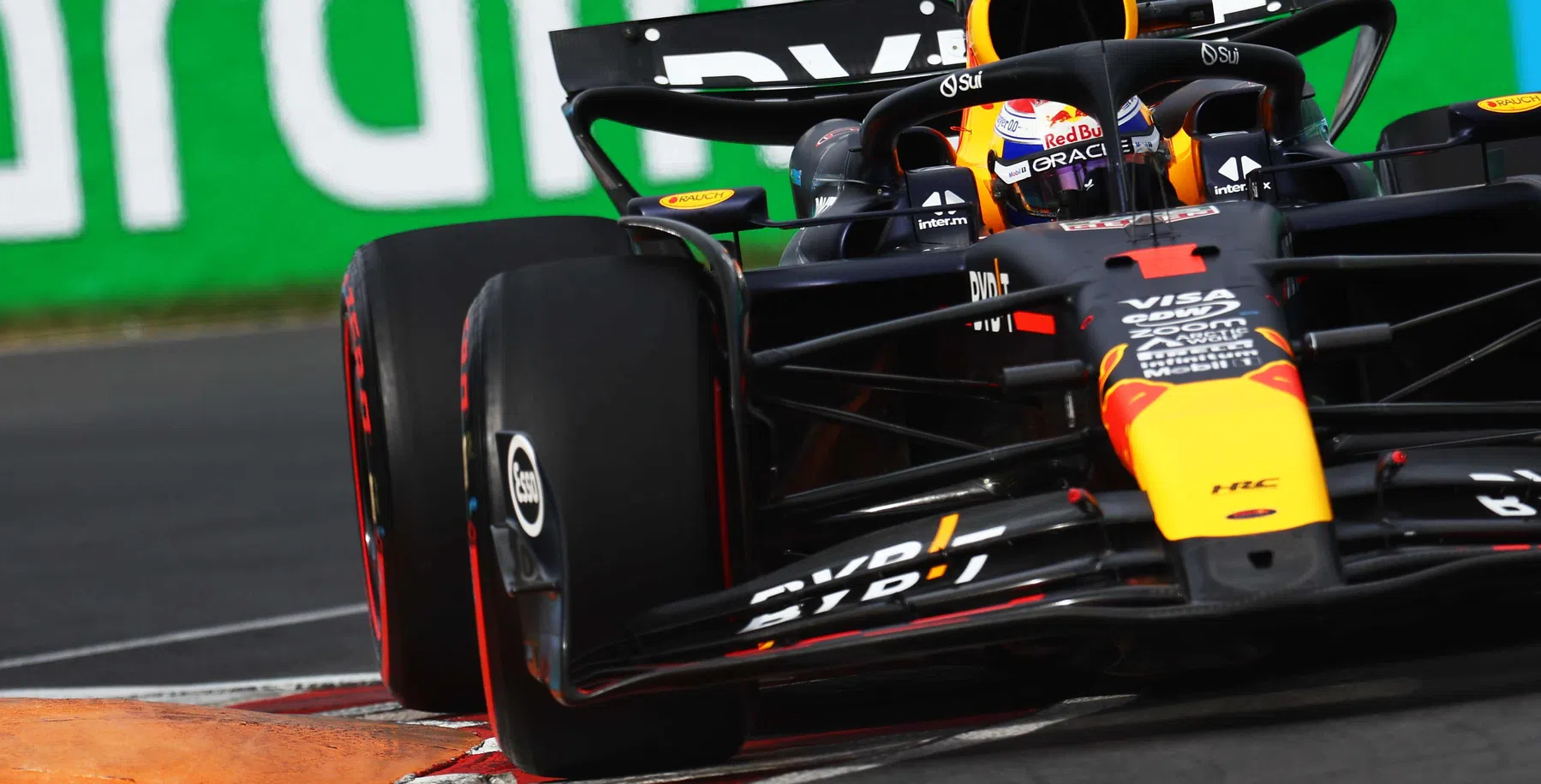 Verstappen passa all'ultimo motore della stagione di F1