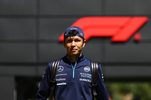 Albon kommentiert das Gerücht 'Sainz zu Williams' Barcelona