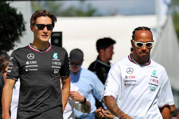 george russell reazionario dopo essersi lamentato di lewis hamilton a barcellona