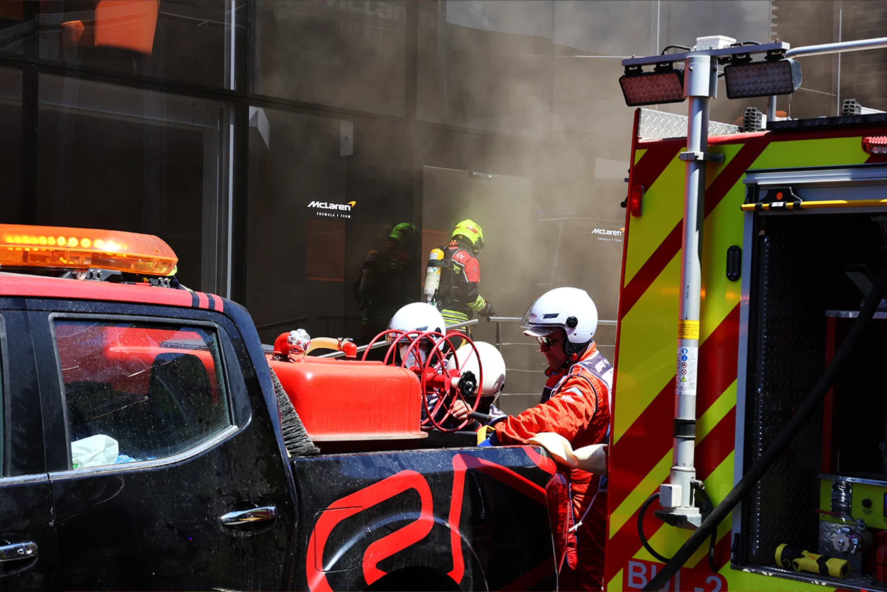 brand in paddock bij hospitality suite mclaren, nog weinig duidelijk