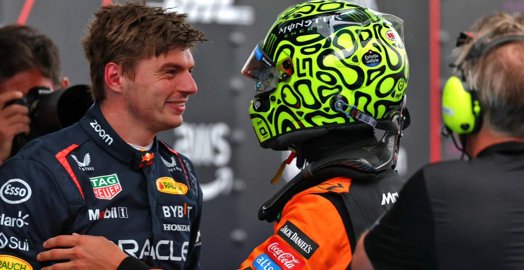 Norris zeigt beim Großen Preis von Spanien auf den schnelleren Red Bull Verstappen
