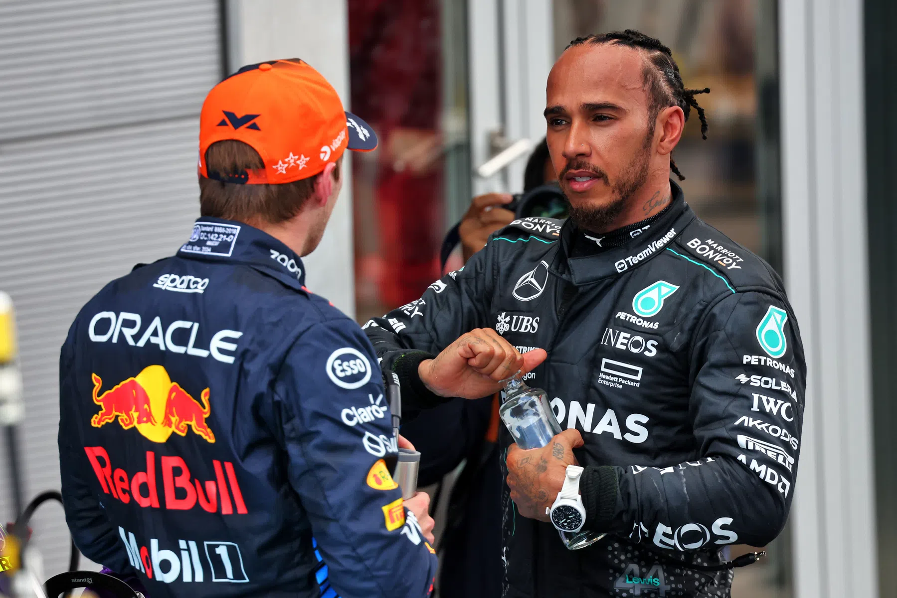 Hamilton reageert op start van Russell in Grand Prix van Spanje