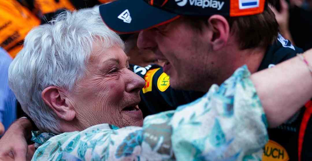 Verstappen abbraccia la nonna dopo la vittoria in F1 nel Gran Premio di Spagna