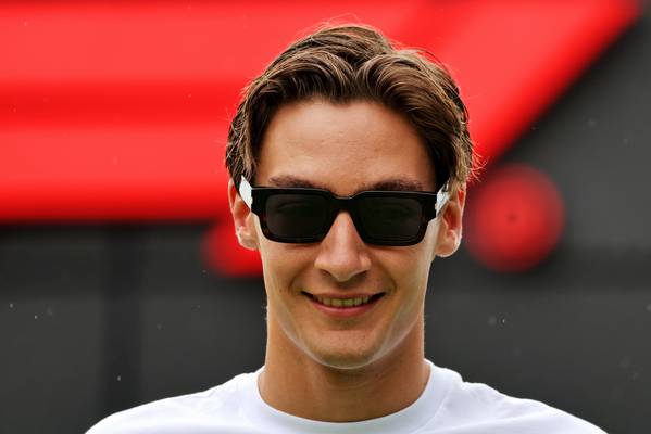 Russell comenta largada no GP da Espanha: Canalizei meu Alonso interior