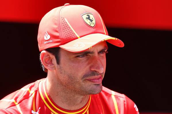 Sainz deja de asistir a reuniones de Ferrari de desarrollo para el futuro