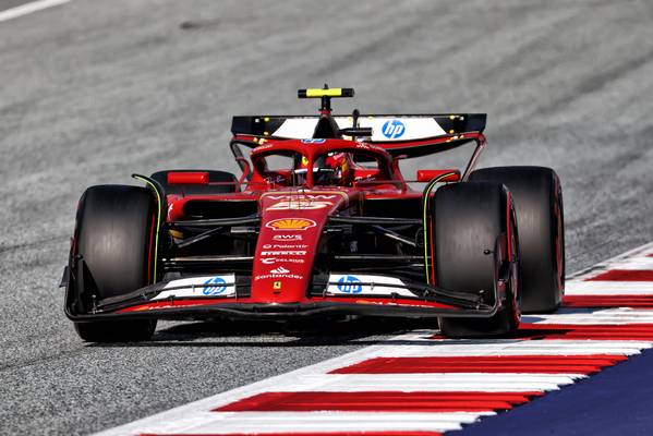 Sainz fala sobre fase da Ferrari: Estamos nos esforçando
