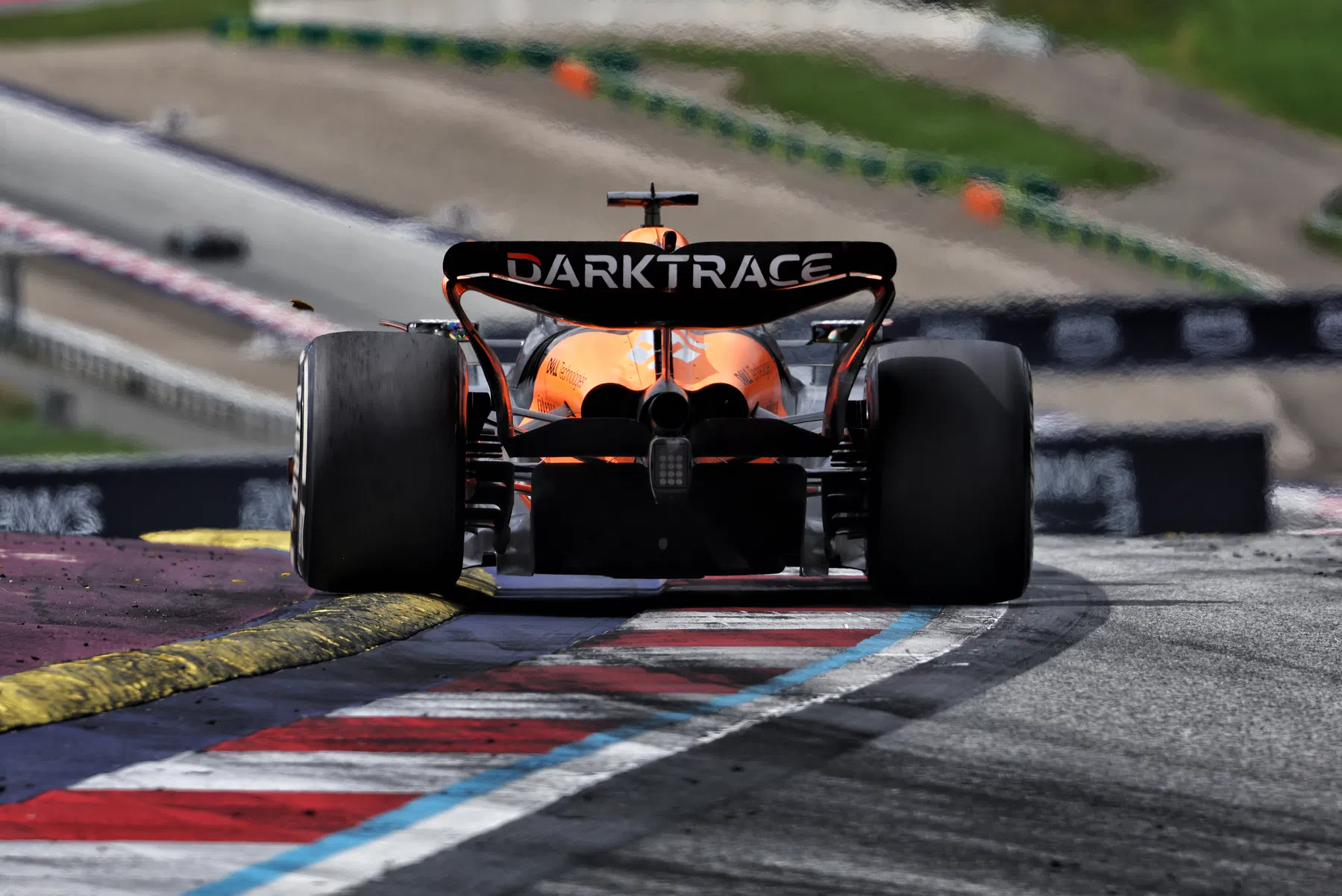 McLaren voltará a usar sua própria hospitalidade após incêndio na Espanha