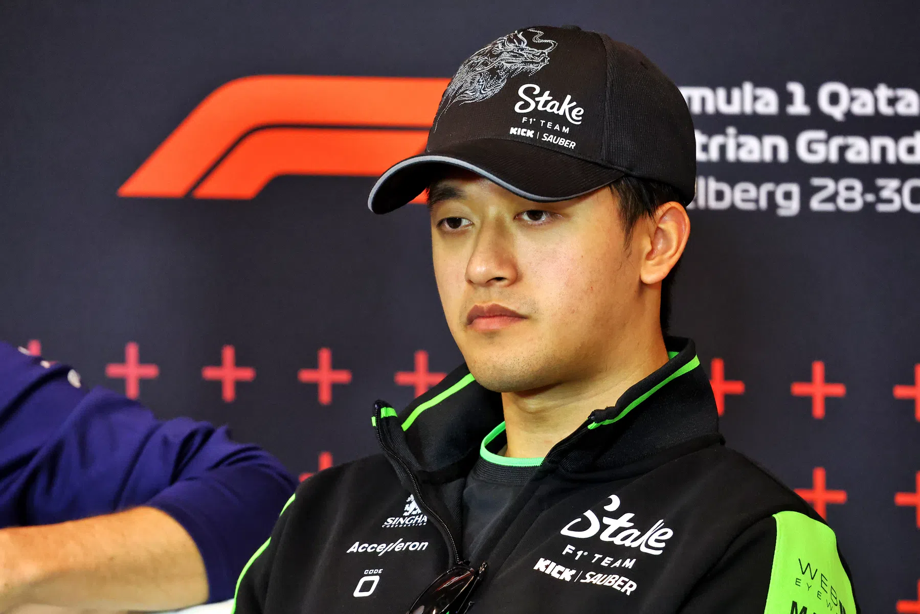 Zhou Guanyu confuso com a situação do contrato de Carlos Sainz