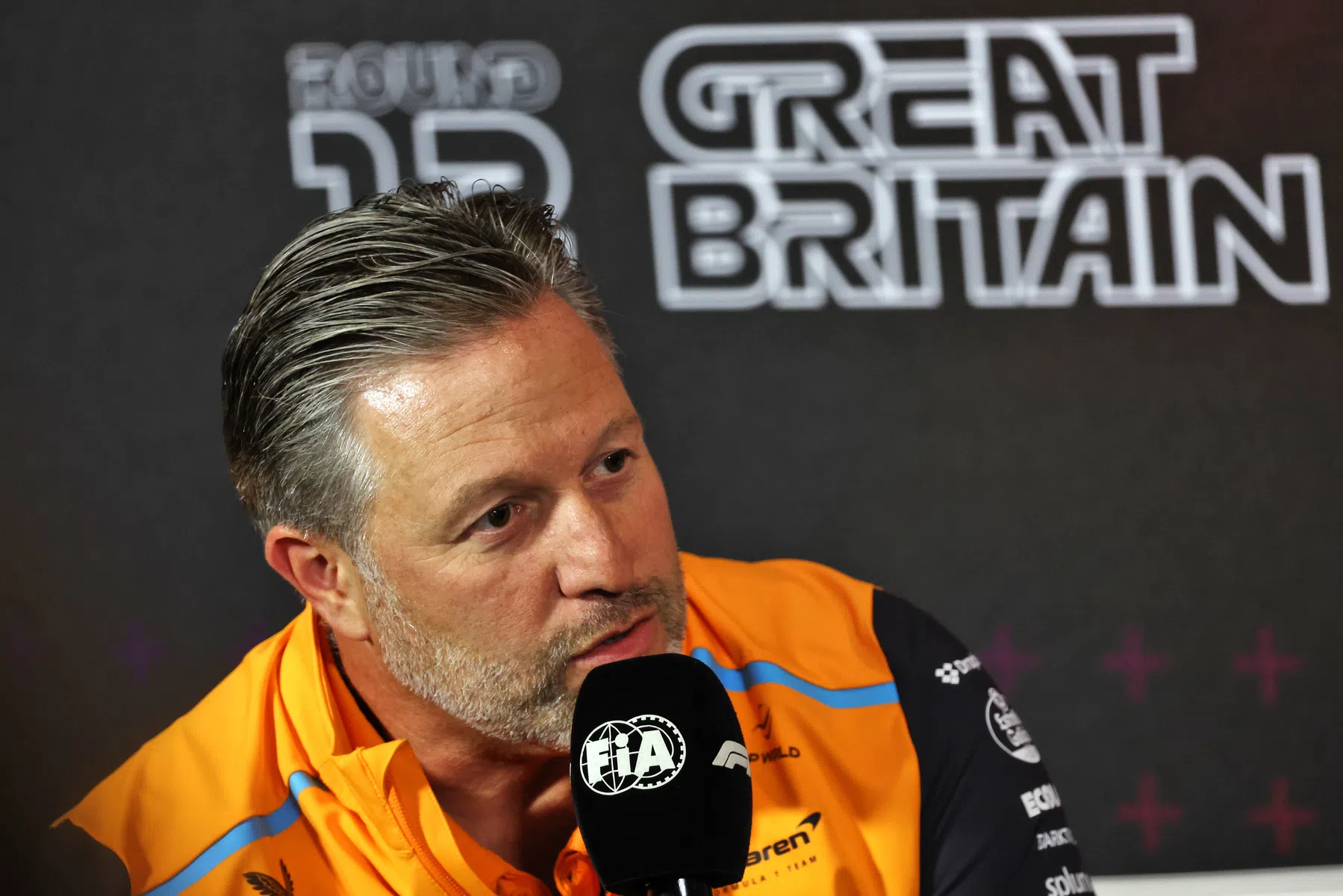 zak brown critique le systeme de stewarding de la formule 1 en place