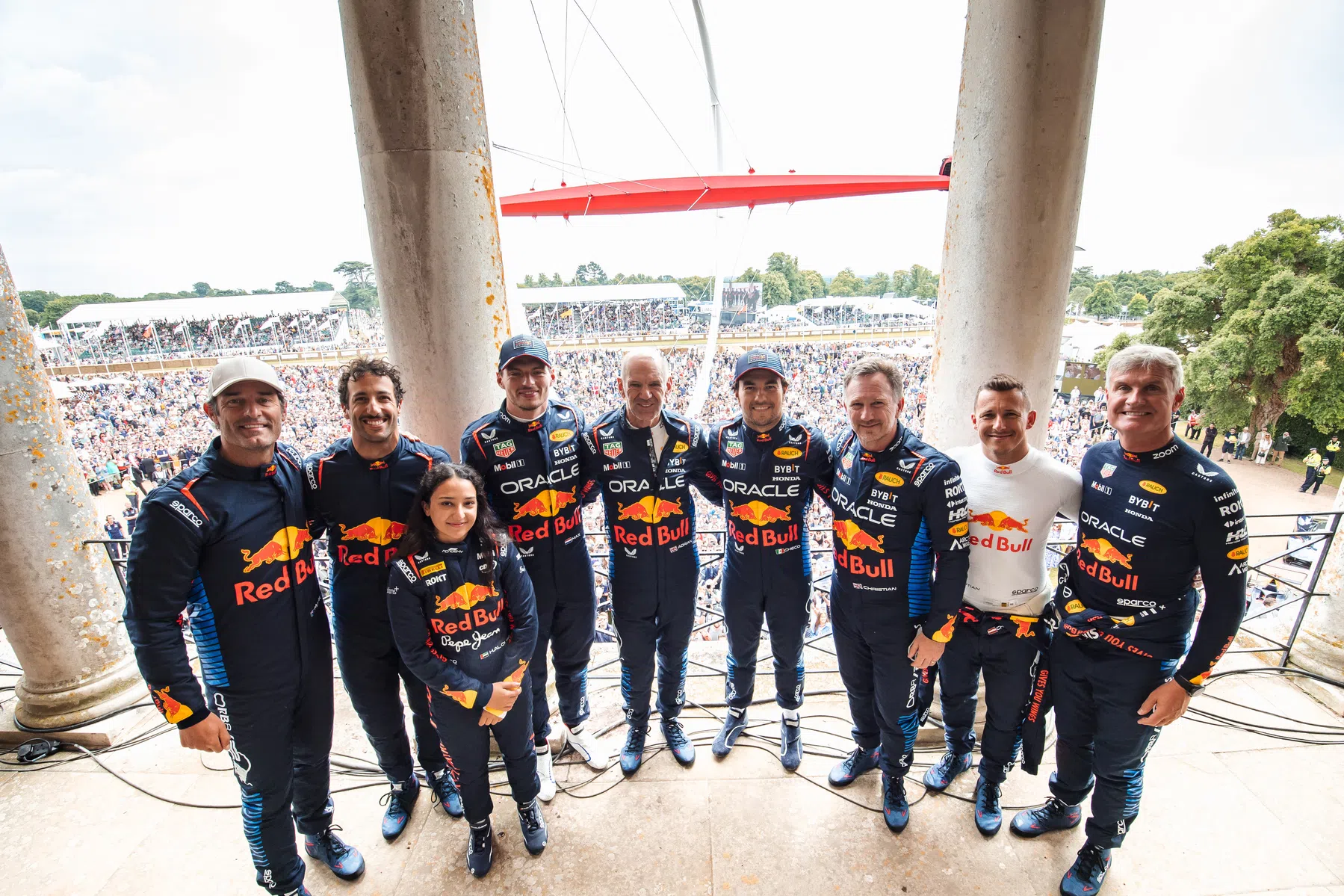 verstappen disfruta conduciendo el rb16b de red bull en goodwood