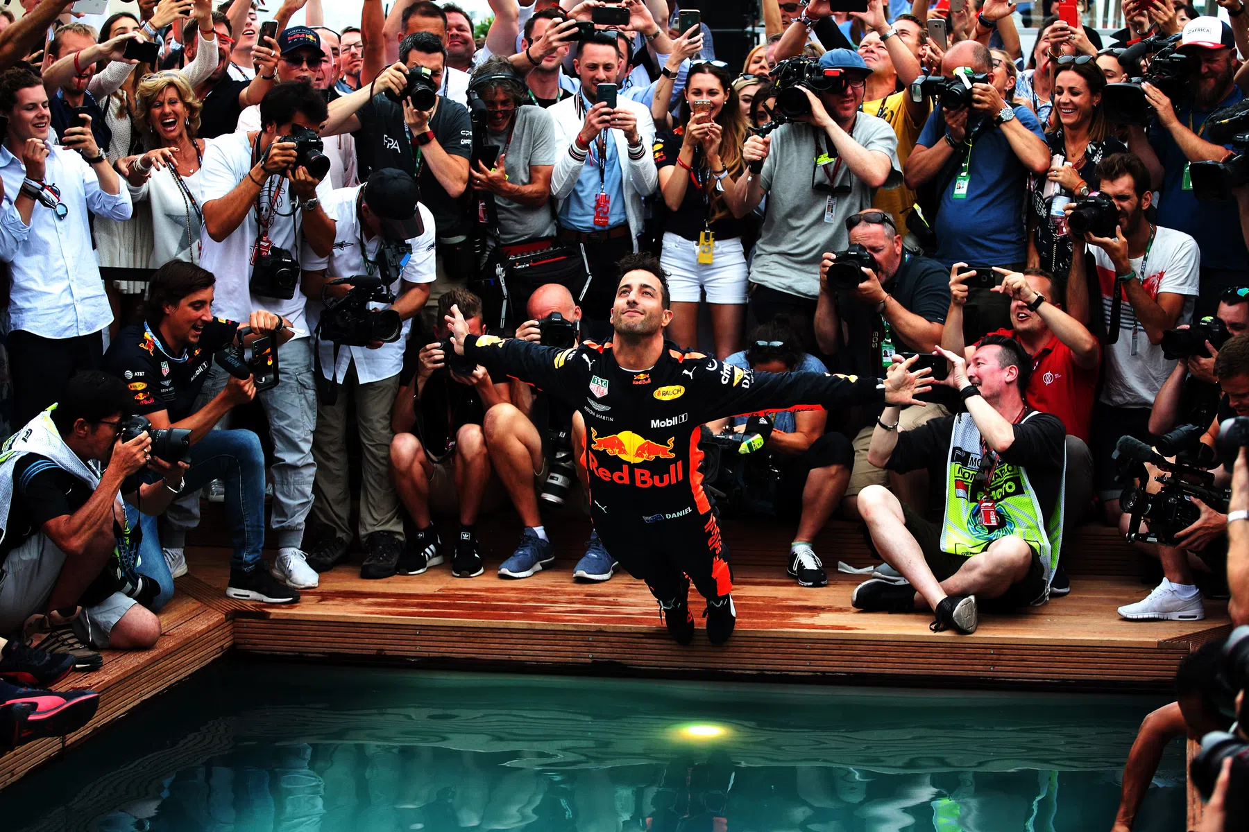 Ricciardo sollevato dopo la vittoria a Monaco nel 2018