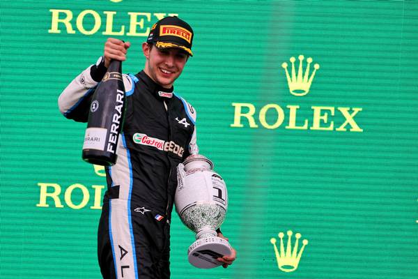 esteban ocon svela un casco speciale per il gran premio di ungheria 2024